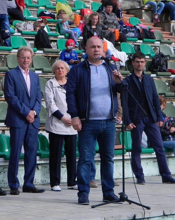 1_Участников спартакиады приветствует депутат Заксобрания НСО_И.Ф.Гришунин
